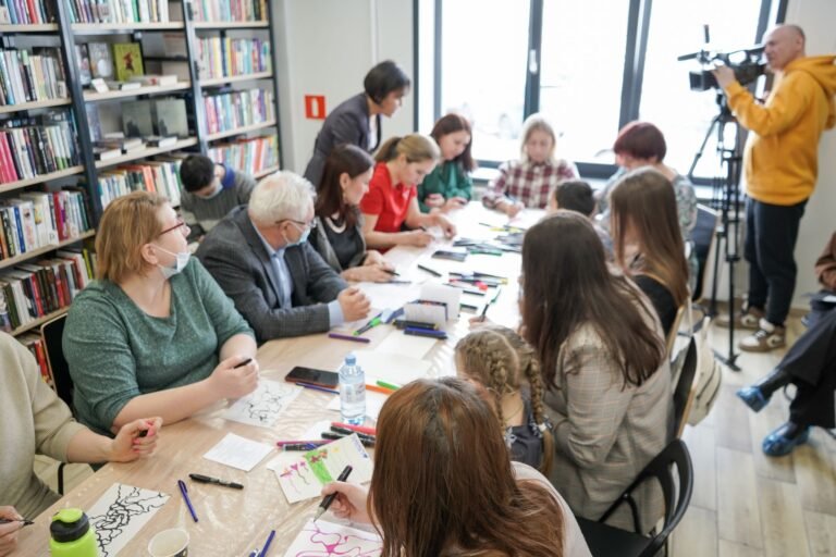 Librarians Lead ‘Avoiding AI’ Workshops Against Big Tech